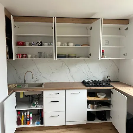 Sunny 4-room In A Location In פופראד