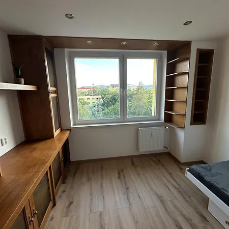 Sunny 4-room In A Location In פופראד