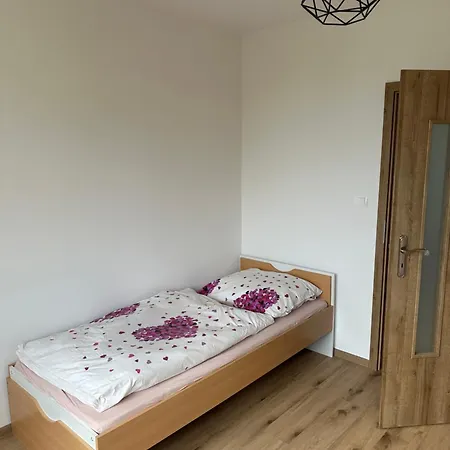 Sunny 4-room In A Location In * פופראד